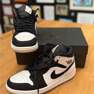Air Jordan 1 Mid SE 
Nike Black and White Mid-Top Sneakers